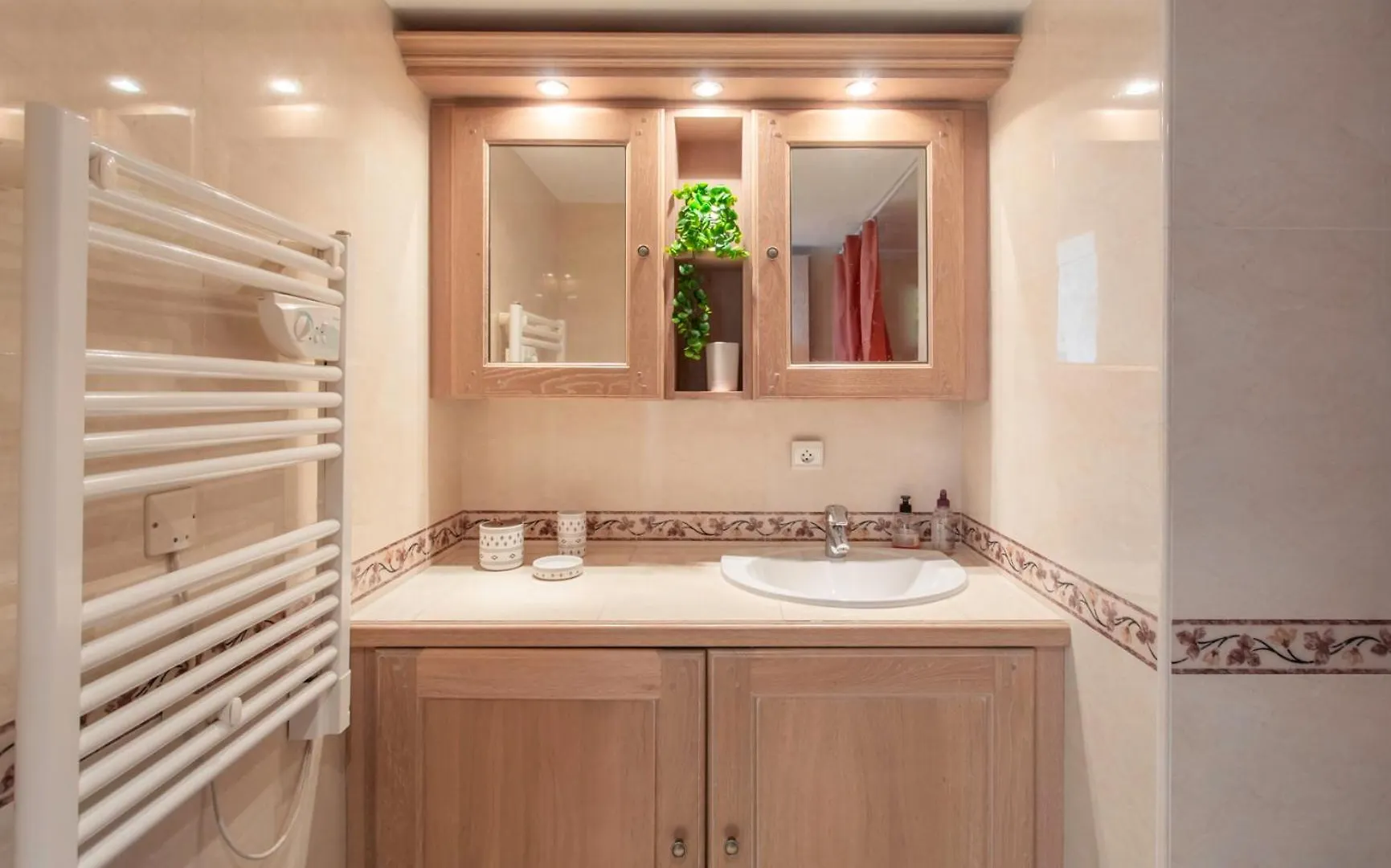 A13 - 1 Bdr Garden Floor Fontonne - Ac, Pool & Parking Apartment Antibes