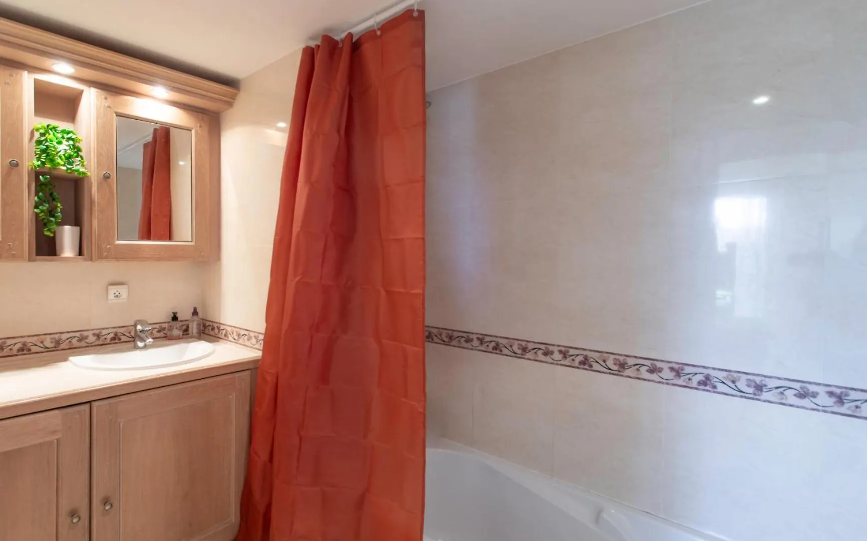 A13 - 1 Bdr Garden Floor Fontonne - Ac, Pool & Parking Apartment Antibes