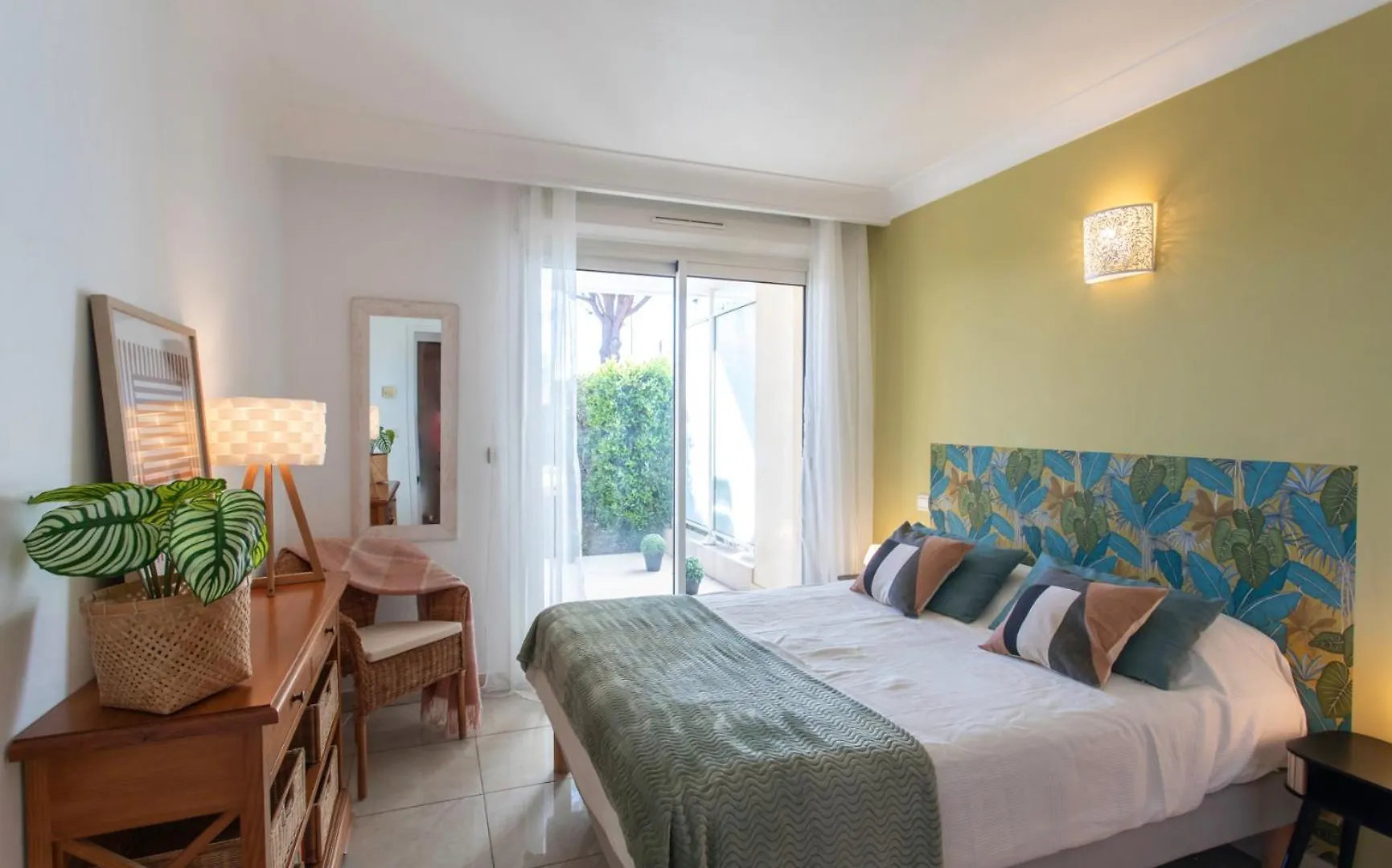 A13 - 1 Bdr Garden Floor Fontonne - Ac, Pool & Parking Apartment Antibes
