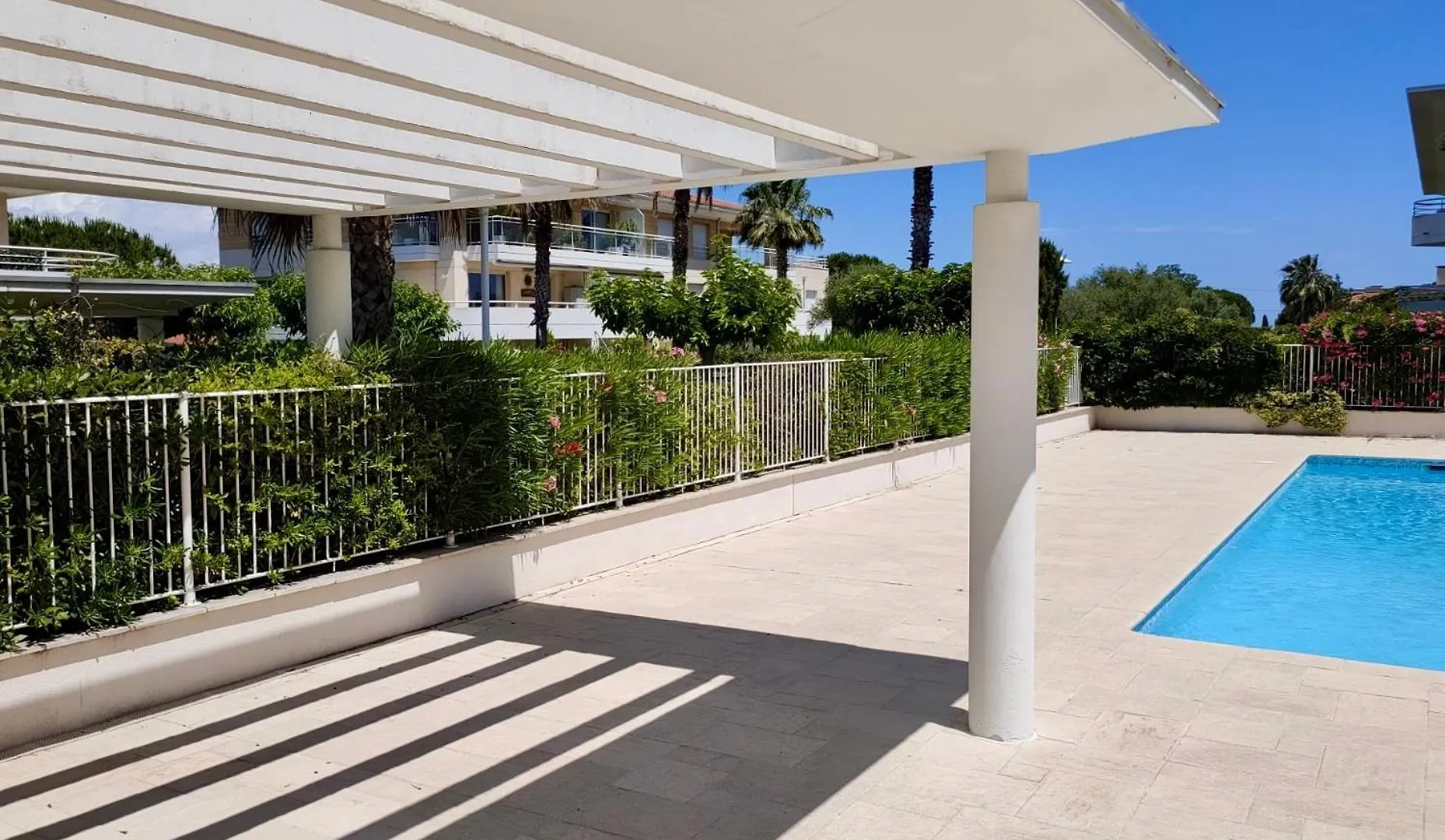 A13 - 1 Bdr Garden Floor Fontonne - Ac, Pool & Parking Apartment Antibes 0*,  France